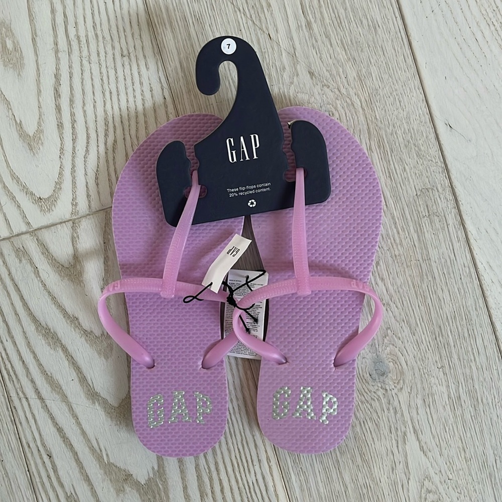 Gap size 7 new with tags flip flops.